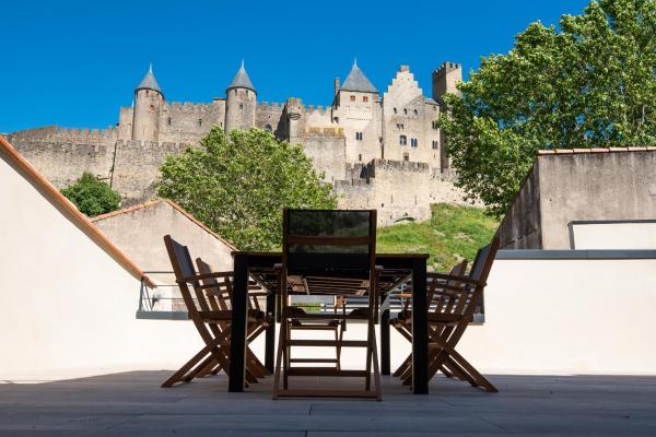 La terrasse de La Tour Pinte. accommodation image