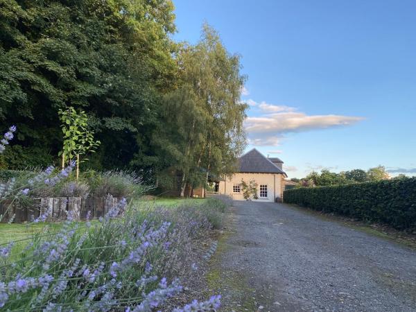 Private detached cottage sleeps 4 accommodation image