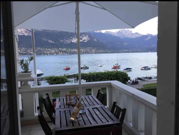 Somptueux appartement Beau-Rivage accommodation image