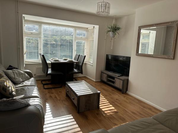 Place to stay up Ipswich near the train station, football stadium, waterfront accommodation image