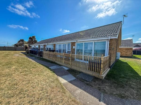 Lovely 5 Berth Bungalow At Waterside Village Park In Corton Ref 14006W accommodation image