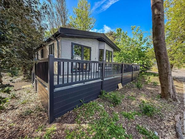 Beautiful Lodge With Decking At Azure Seas In Suffolk, Sleeps 6 Ref 32217Og accommodation image