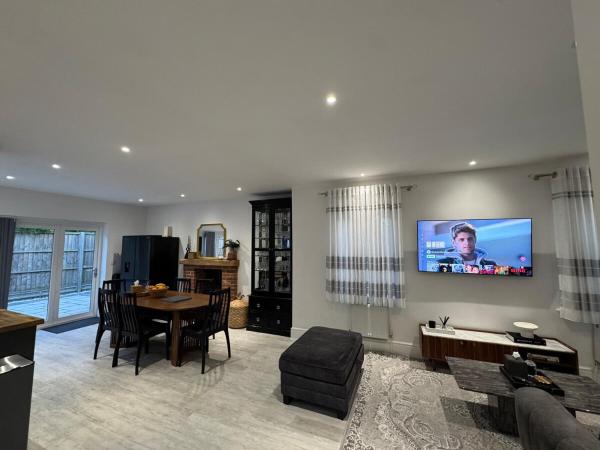 Luxury 4 Bedroom Bungalow accommodation image