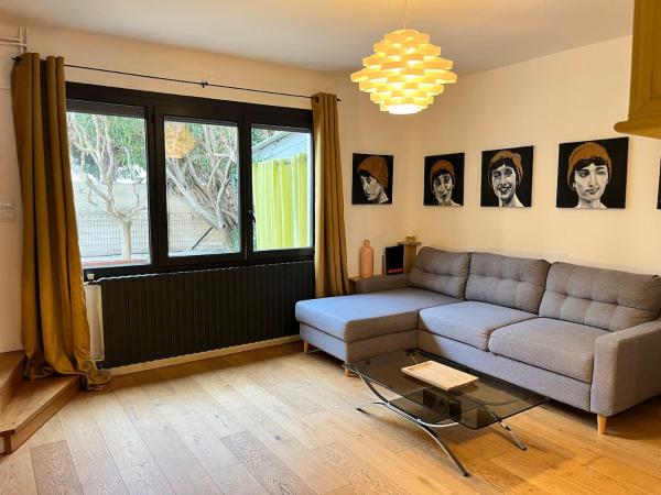 Artistic house accommodation image