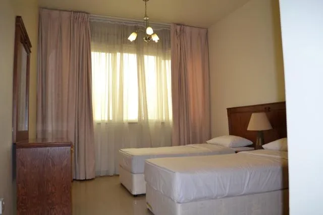  Abu Dhabi Plaza Hotel Apartments - picture  : Bed,Day,Photo of the whole room,Room 