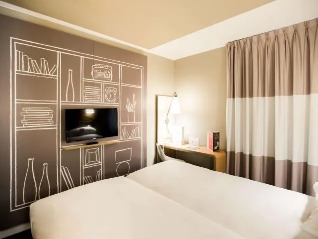 Ibis Wavre Brussels East - picture  : TV/entertainment centre,Bed,Photo of the whole room,On site,Room 