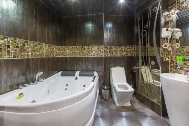  Green Palace Hotel - photo  : Salle de bain,Jacuzzi,Salle de bain,Propriété 