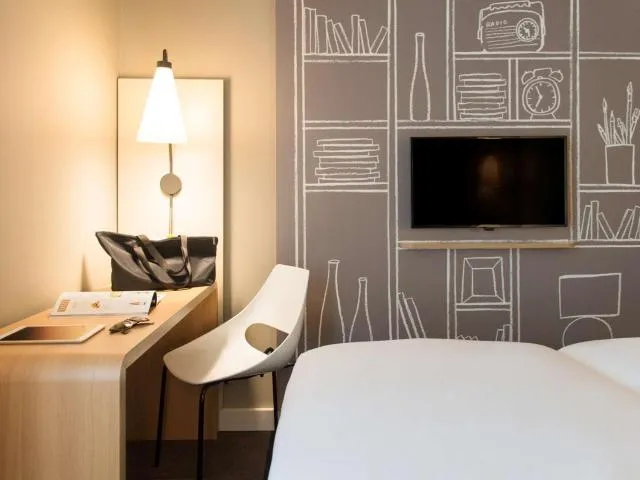  Ibis Wavre Brussels East - picture  : TV/entertainment centre,Bed,Photo of the whole room,On site,Room 