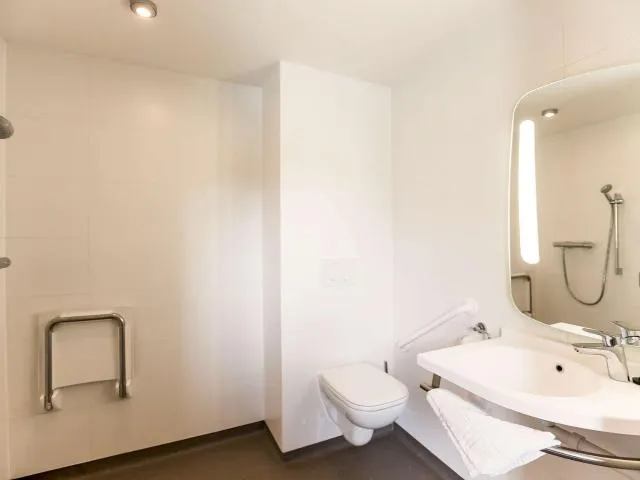  Ibis Wavre Brussels East - picture  : Bathroom,Photo of the whole room,On site,Room 
