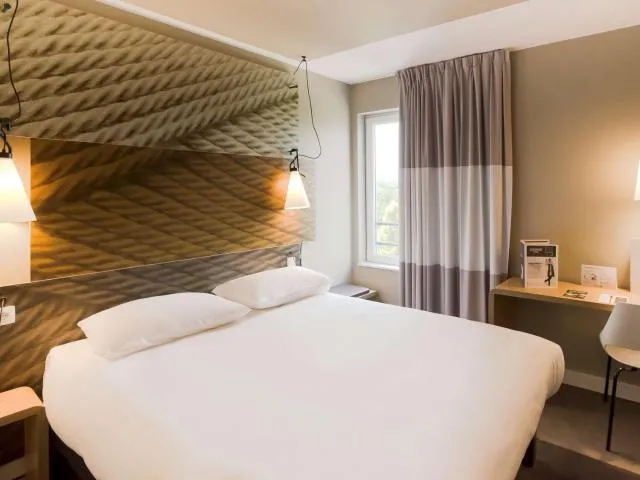  Ibis Wavre Brussels East - picture  : Bed,Photo of the whole room,On site,Room 