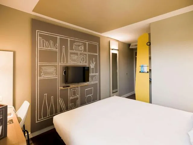  Ibis Wavre Brussels East - picture  : TV/entertainment centre,Bed,Photo of the whole room,On site,Room 