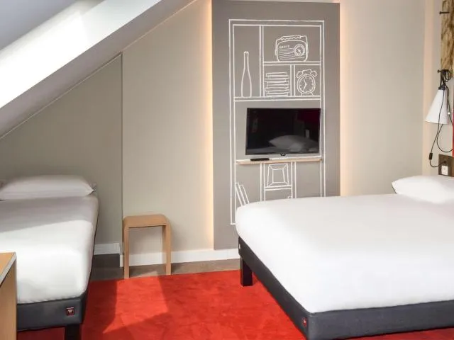  Ibis Wavre Brussels East - picture  : TV/entertainment centre,Bed,Photo of the whole room,On site,Room 