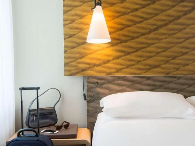  Ibis Wavre Brussels East - picture  : Bed,Photo of the whole room,On site,Room 