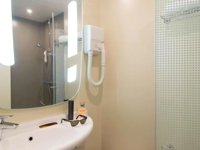  Ibis Wavre Brussels East - picture  : Bathroom,Photo of the whole room,On site,Room 