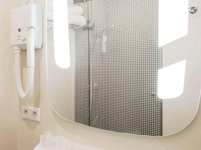  Ibis Wavre Brussels East - picture  : Bathroom,Photo of the whole room,On site,Room 