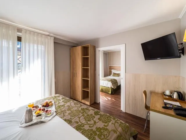  Hotel Princesa Parc - picture  : TV/entertainment centre,Bedroom,Property 