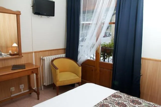  Hotel Comapedrosa - picture  : Seating area,TV/entertainment centre,Bed,Seating area,Property 