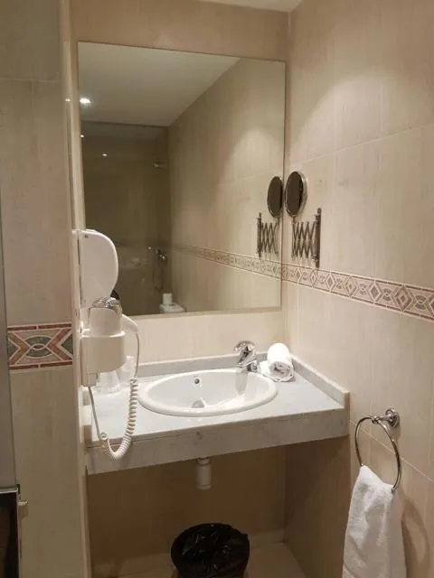  Hotel Comapedrosa - picture  : Bathroom,Bathroom,Property 