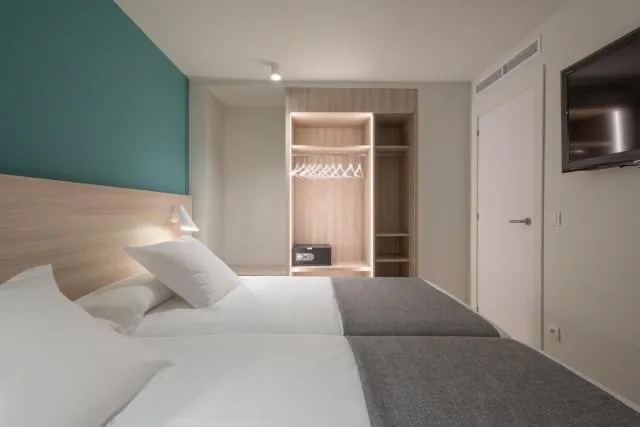  Hotel & Aparthotel Cosmos - picture  : Bed,Photo of the whole room,Room 