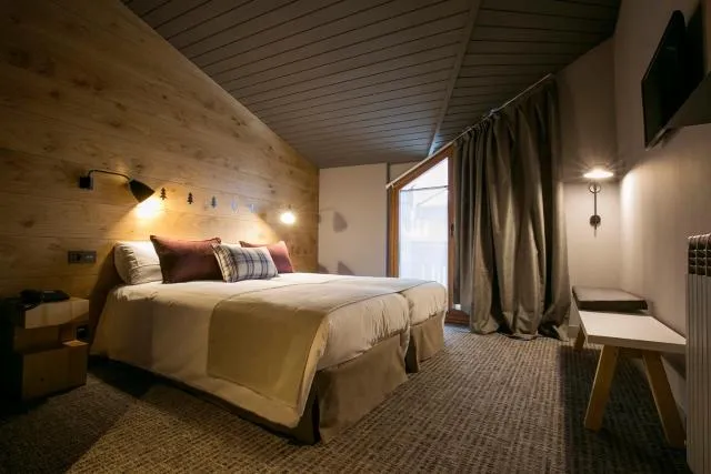  Hotel Xalet Montana - picture  : Bed,Photo of the whole room,Room 