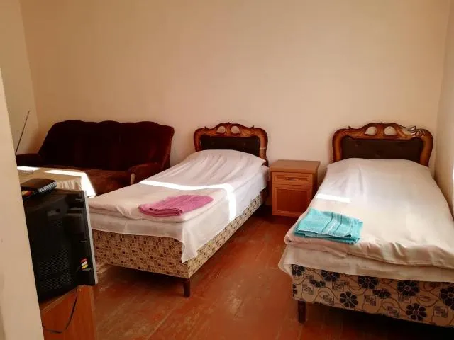  Meghri Inn - picture  : Bed 