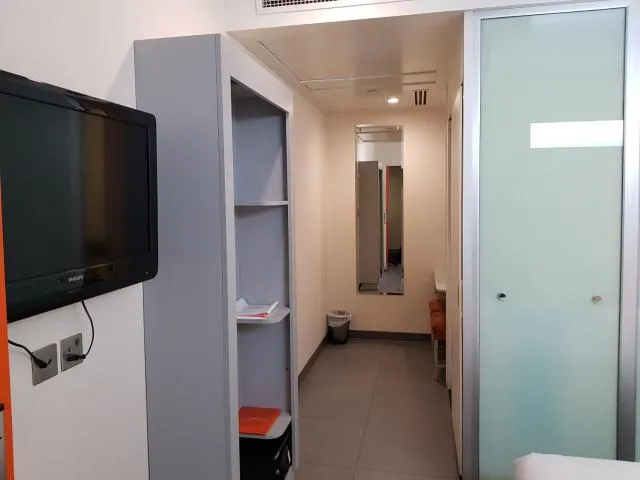  easyHotel Jebel Ali, Dubai - picture  : TV/entertainment centre,Bedroom,Property 