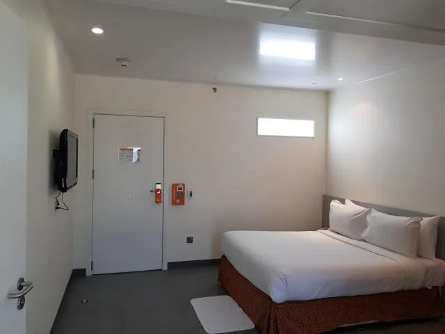  easyHotel Jebel Ali, Dubai - picture  : Bed,Photo of the whole room,Room 