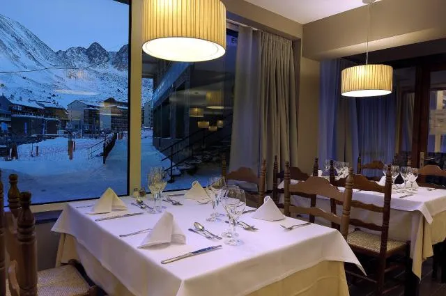  Hotel Kandahar - picture  : Toilet,Restaurant/places to eat,Property 