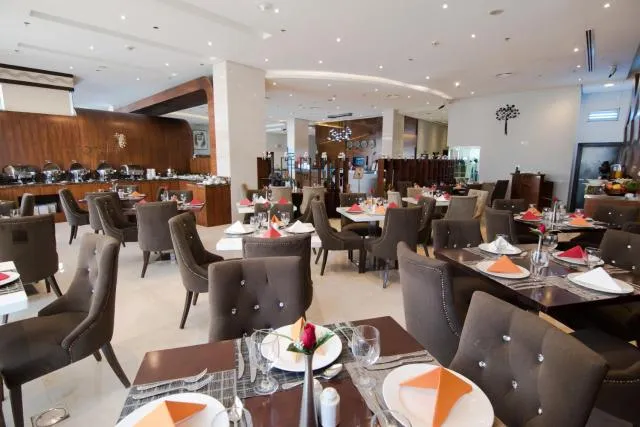  Signature Hotel Al Barsha - picture  : Toilet,Restaurant/places to eat,Continental breakfast,Buffet breakfast,Property 