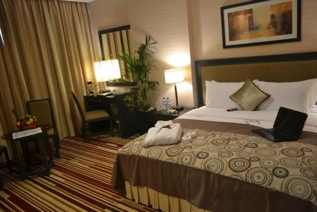  Executive Suites - picture  : Kitchen/kitchenette,Bed,People,View (from property/room),Bedroom,Area and facilities,Swimming pool,Meals,Non alcoholic drinks,Family,Property 