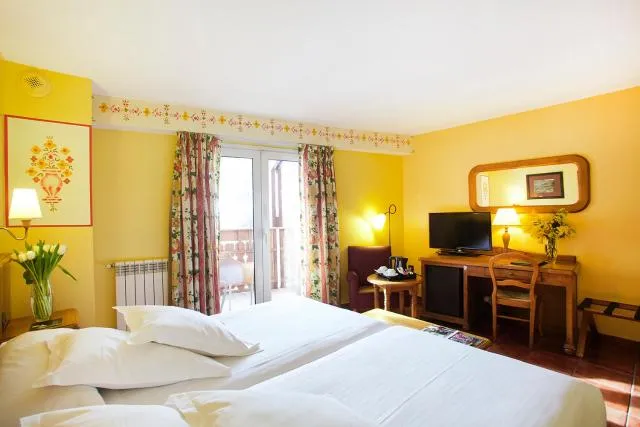  Hotel Ski Plaza & Wellness - picture  : TV/entertainment centre,Bed,Bedroom,Property 