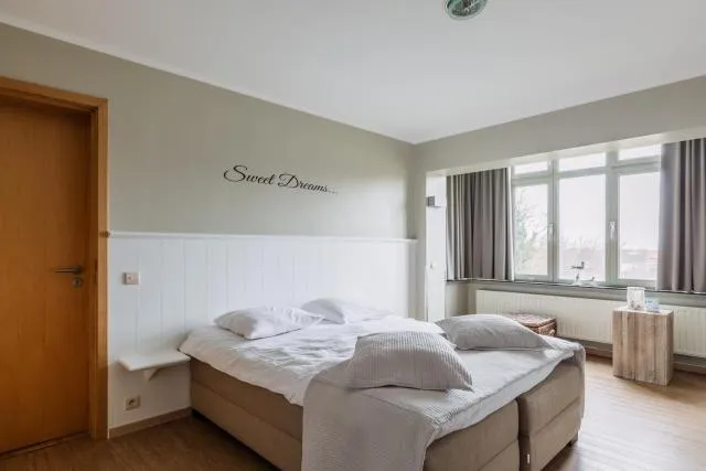  West Bay - picture  : Bed,Bed,Room 