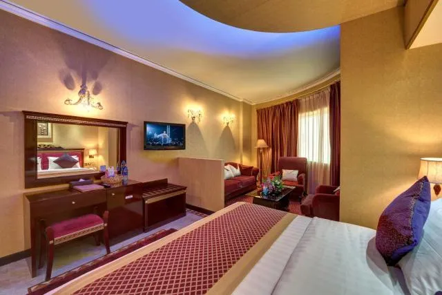  Comfort Inn Hotel Deira - picture  : Seating area,TV/entertainment centre,Bed,Room 
