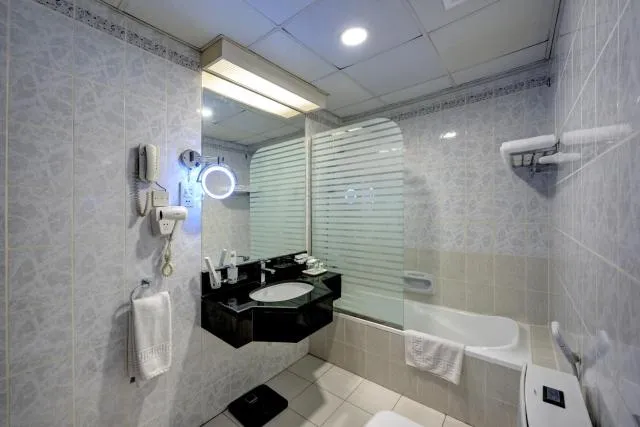  Comfort Inn Hotel Deira - picture  : Bathroom,Bathroom,Property 