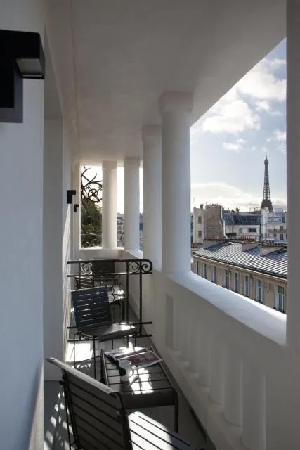  Hotel Marignan Champs-Elysées - photo  : Toilettes,Vue (depuis la propriété/la chambre),Balcon/Terrasse,Propriété 
