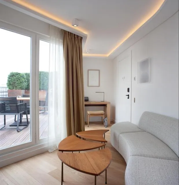  Hotel Marignan Champs-Elysées - photo  : Zone assise,Balcon/Terrasse,Salon,Zone assise,Propriété 