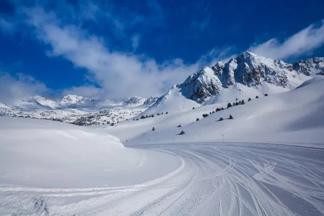  Hotel & Aparthotel Cosmos - picture  : Shower,Skiing,Property 