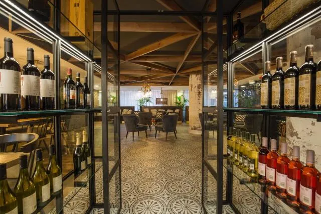  Yomo Centric - picture  : Toilet,Patio,Decorative detail,Alcoholic drinks,Property 