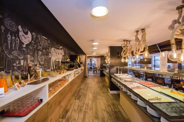  Yomo Centric - picture  : Buffet breakfast,Property 