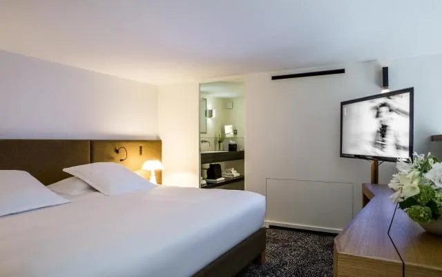  Hotel Marignan Champs-Elysées - photo  : Lit,Lit,Salle de bain,Télévision et multimédia,Chambre à coucher,Propriété,Chambre 