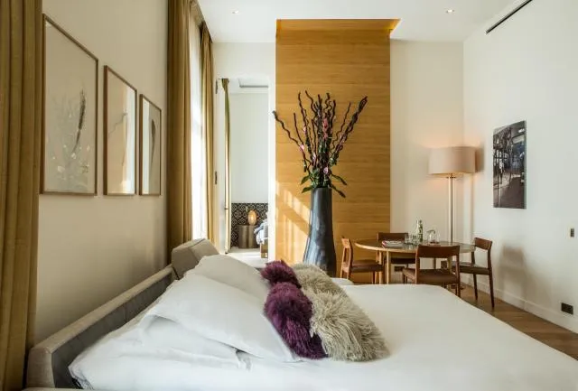  Hotel Marignan Champs-Elysées - photo  : Lit,Salon,Propriété,Chambre 