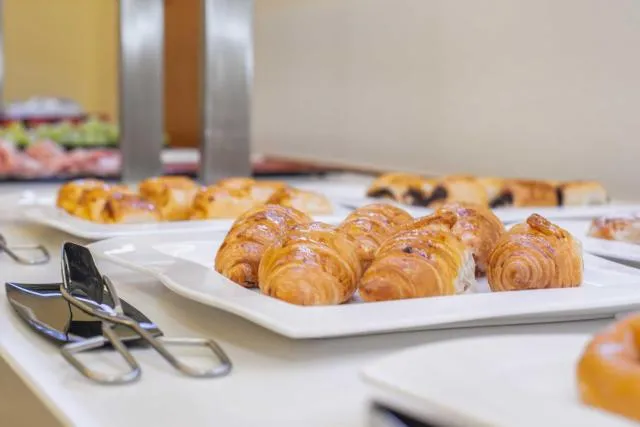  Hotel & Aparthotel Cosmos - picture  : Food,Breakfast,Property 