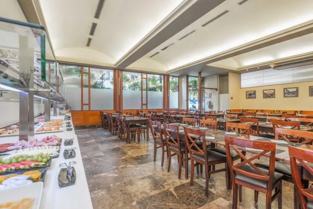  Hotel & Aparthotel Cosmos - picture  : Toilet,Restaurant/places to eat,Property 