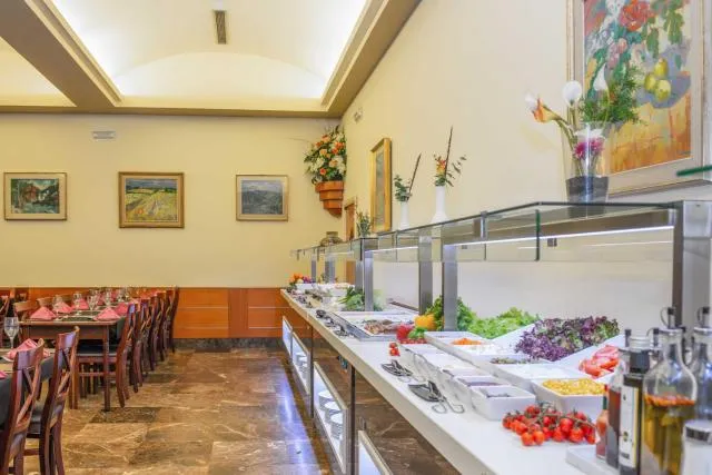  Hotel & Aparthotel Cosmos - picture  : Toilet,Restaurant/places to eat,Property 