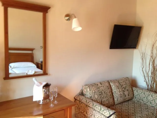  Hotel Xalet Verdú - picture  : Seating area,TV/entertainment centre,Bed,Decorative detail 