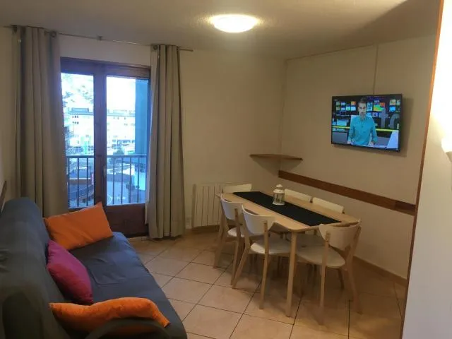 Enjoy Apartment - picture  : TV/entertainment centre,Seating area,Dining area,Property 