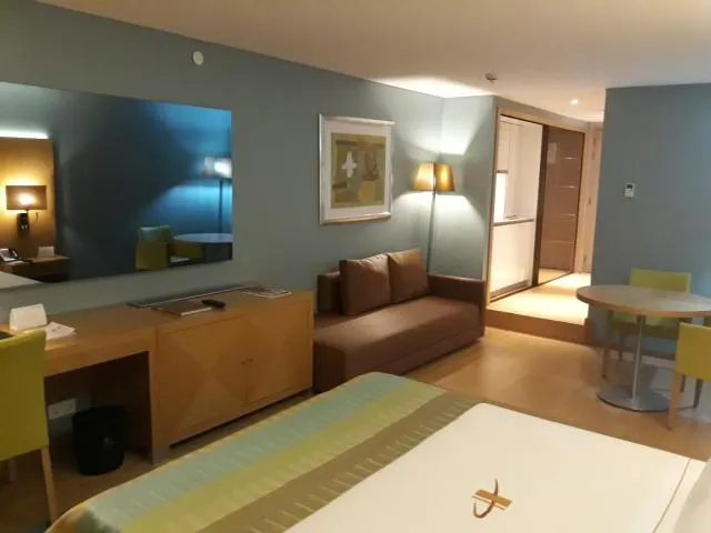  Hotel Presidente Luanda - picture  : Seating area,TV/entertainment centre,Bed,Bedroom,Property,Room 