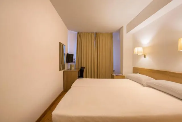  Hotel Catalunya Ski - picture  : Bed,Bed,Bedroom,Property,Room 