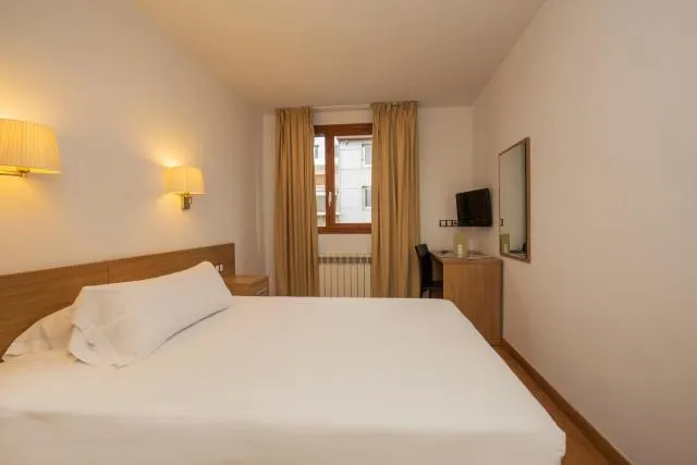  Hotel Catalunya Ski - picture  : Bed,Bed,Bedroom,Property,Room 