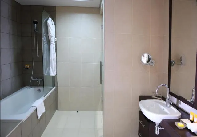  Rixos The Palm Hotel & Suites - Ultra All Inclusive - picture  : Bathroom,Hot Tub,Bathroom,Property 